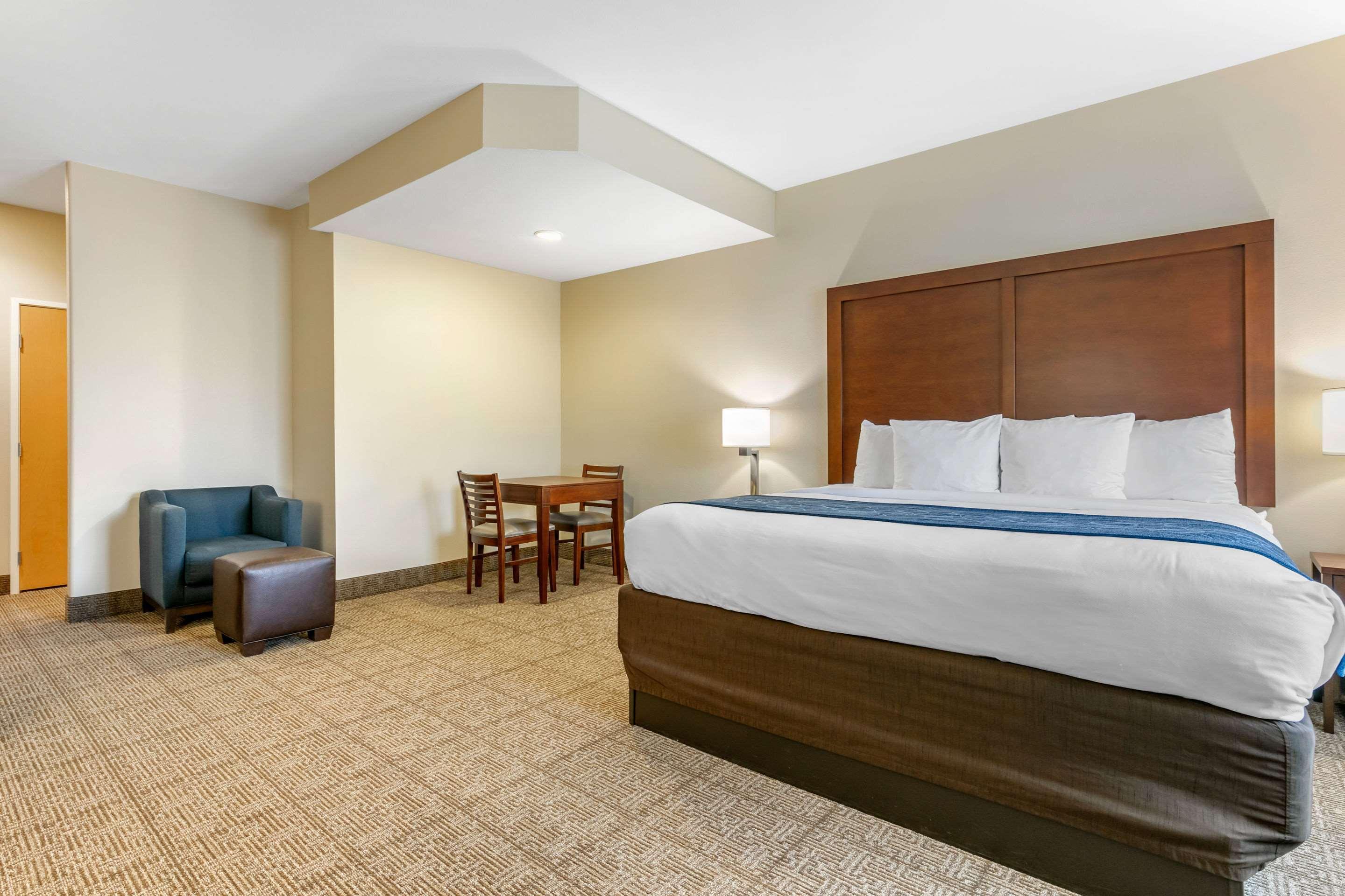Comfort Suites Batesville Exterior photo