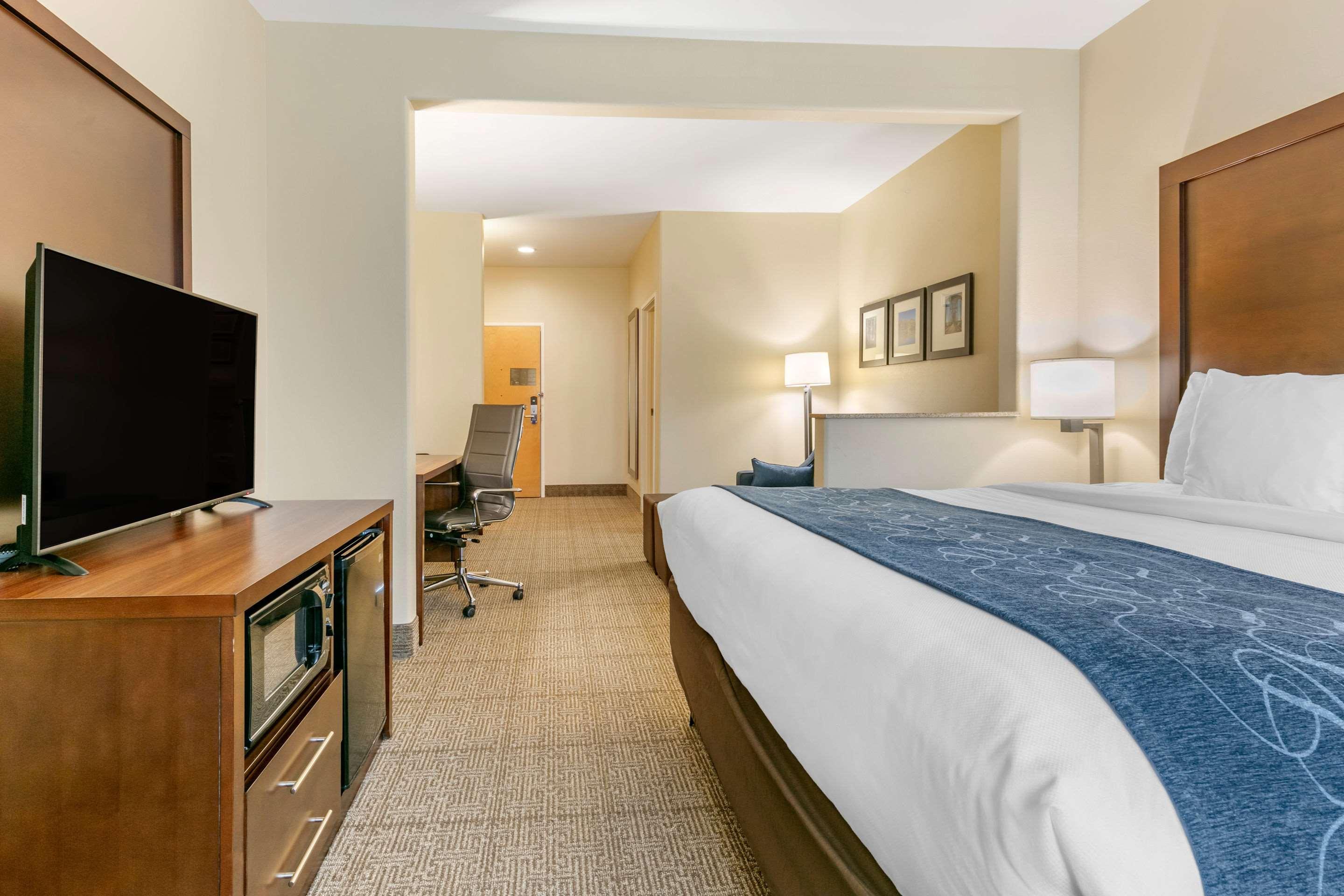 Comfort Suites Batesville Exterior photo